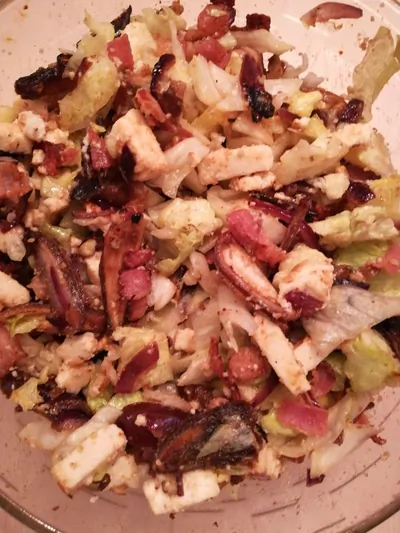 Салат фризе с беконом, финиками и красным луком