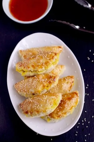 Слоеные пирожки с курицей карри