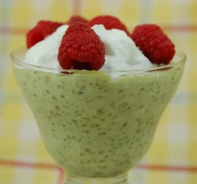 Зеленый пудинг из тапиоки с зеленым чаем и фисташками