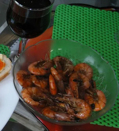 Королевские креветки с базиликом в красном вине