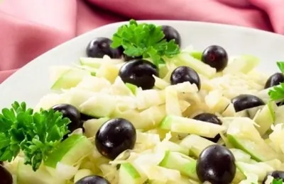 Салат с капустой, виноградом и яблоком