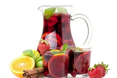 Пунш со сливовым вином и ананасом