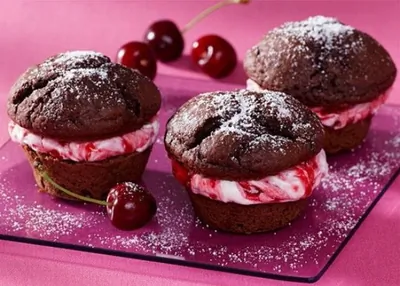 Шоколадные кексы с творожно-вишневой начинкой