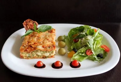 Лазанья с курицей, рикоттой и соусом песто