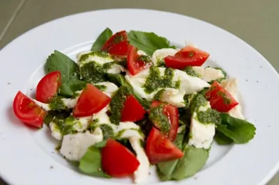 Зеленый салат с сулугуни и соусом песто