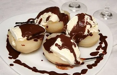 Десерт из груш с мороженым