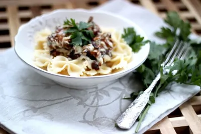 Фарфалле с лисичками и соусом из голубого сыра