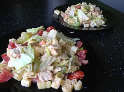 Салат «Цезарь» с макаронами