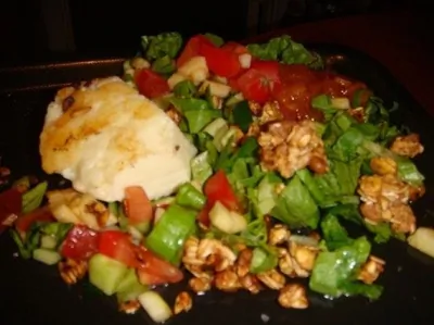 Зеленый салат с жареным халуми