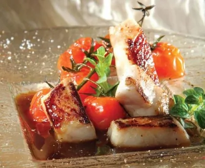 Нагетсы из морского окуня в винном соусе с помидорами черри