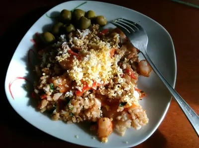 Жареный рис с креветками и сладким перцем