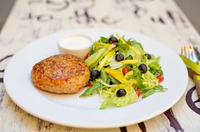 Бургер из индейки с зеленым салатом и фермерской сметаной