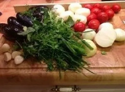 Аджапсандали с цыпленком табака