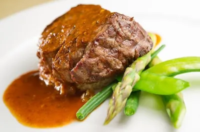 Стейк из говядины со спаржей и стручковой фасолью