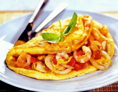 Омлет с морепродуктами и зеленью