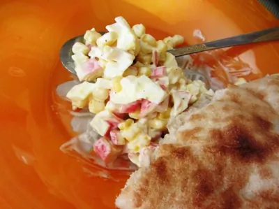 Салат с сухариками и крабовыми палочками