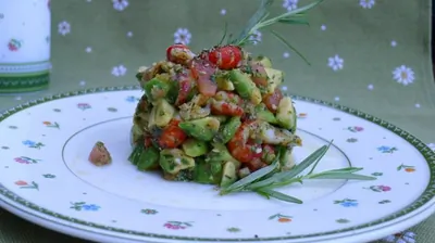 Тартар с раковыми шейками и авокадо
