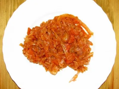 Капуста, тушеная с томатом и грудинкой