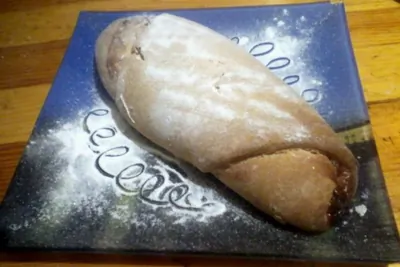 Домашняя булка с малиновым джемом