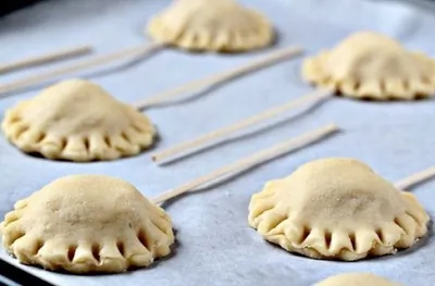 Пирожок с яблоком на палочке