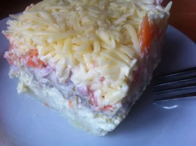 Слоеный салат с грибами и ветчиной