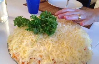 Салат с яблоками, морковью, яйцами и сыром