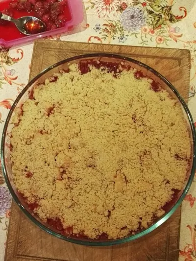 Крамбл с яблоками и клубникой