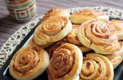 Рулетики с изюмом и корицей