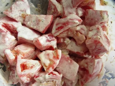 Деревенский салат из томатов, сметаны и зелени