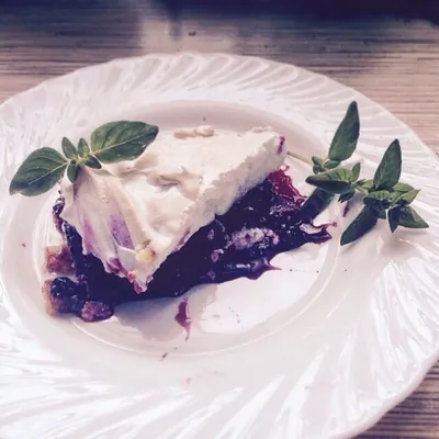 Пирог с черной смородиной и взбитыми белками