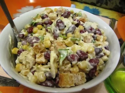 Салат с красной фасолью, кукурузой и сухариками