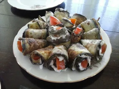 Рулетики из баклажанов с брынзой и помидорами