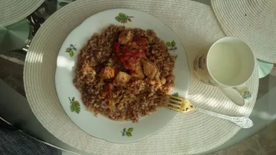 Свиная корейка с томатами и базиликом