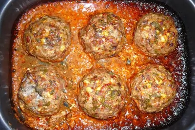 Ежики из рубленого мяса и риса с яичной начинкой