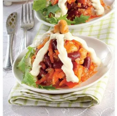 Фасолевый салат с копченой курицей