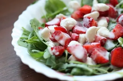 Нежный салат с клубникой и шпинатом