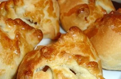 Конвертики с яблоком, изюмом и корицей