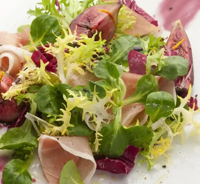 Салат с прошутто и пармезаном