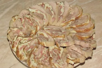 Рулет из фаршированной курицы