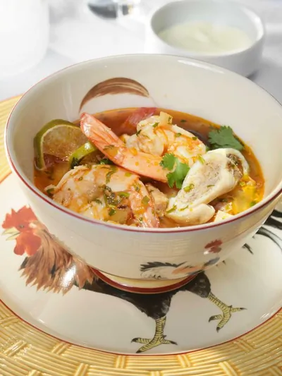 Солянка с пастой том-ям и лимонной травой