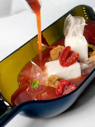 Малиновый суп с конфетами из йогурта