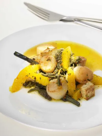 Морские гребешки с папоротником и сельдереем