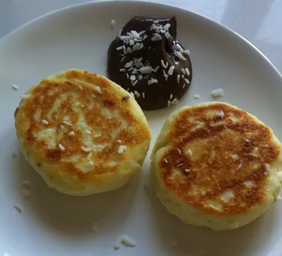 Печеные ванильные сырники с шоколадным соусом