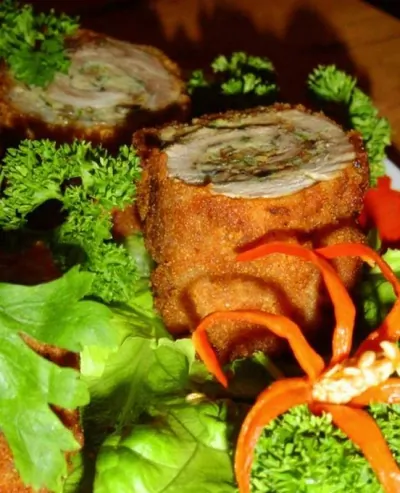 Горячий рулет из омлета со свининой