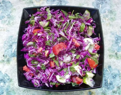 Овощной салат с краснокочанной капустой