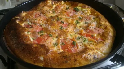 Омлет со слабосоленой семгой и помидорами