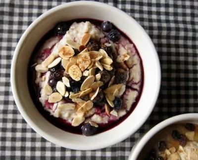 Овсяная каша с душистыми пряностями и черничным компотом