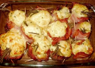 Печеный лук в беконе