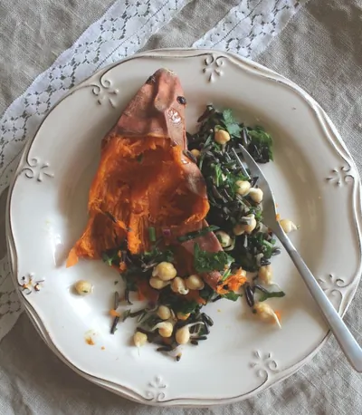 Карамельный батат с диким рисом и проростками гороха нут