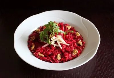 Свекольное ризотто с яблоком, грецким орехом и сыром бри